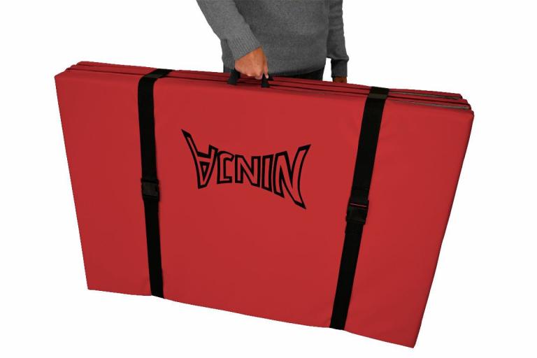 Ninja-Faltmatte tragbar - rot - die beiden optimal angeordneten Tragegriffe sowie die zwei Gurte zum Zusammenhalten der Matte helfen beim Transport