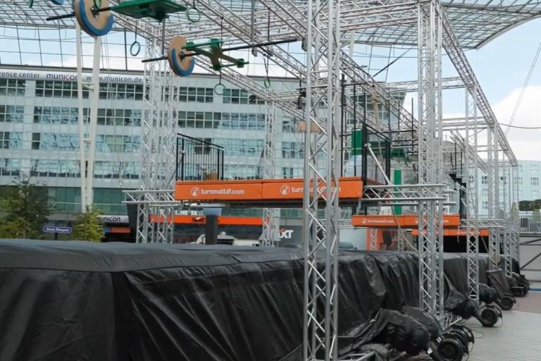 Ninja-Podeste am Münchener Flughafen - hochwertige und stabile Ninja-Produkte von turnmatte.com