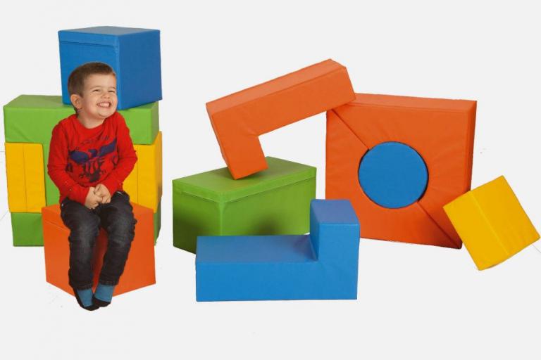 Bausteinsatz-Lutzi-Maxi - die Großbausteine MAXI für Kinder ab 4 Jahren sind die am meisten verbreiteten Baumodule