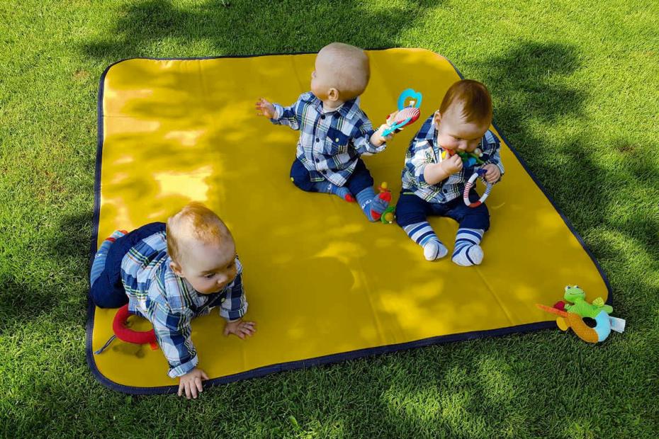 Krabbelmatte auf Wiese