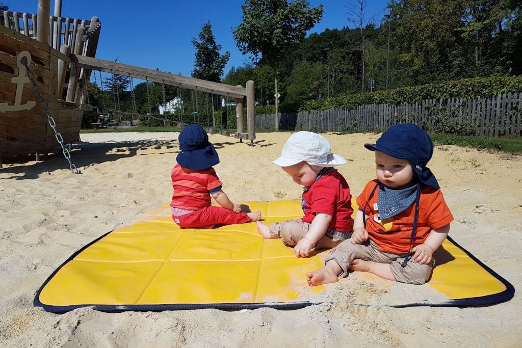 Babymatte Krabbelmatte im Sand - der ideale Untergrund für die Kleinen