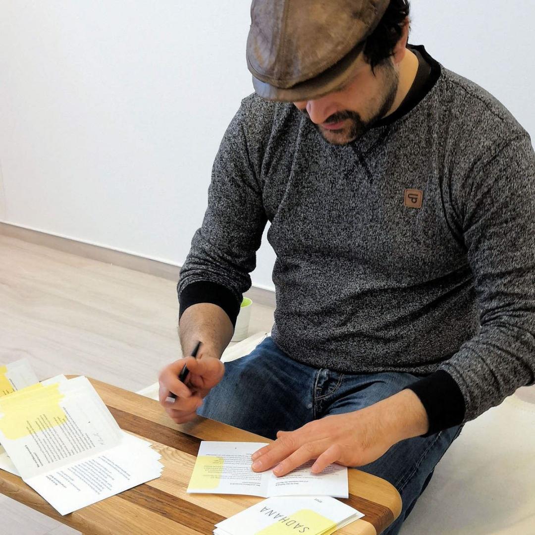 Jeder Sadhana Meditatioins - Tisch wird mit einem Heftchen mit der persönlichen Unterschrift des Künstlers geliefert.