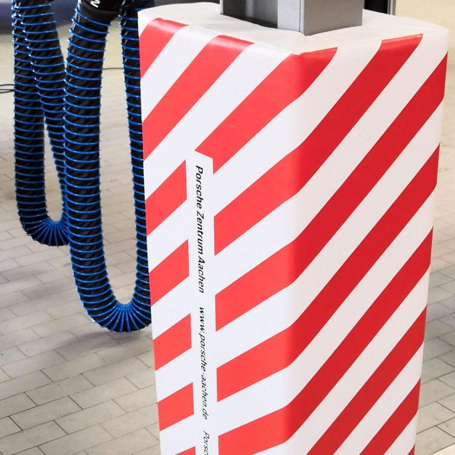 Prallschutz in einer Kfz-Werkstatt