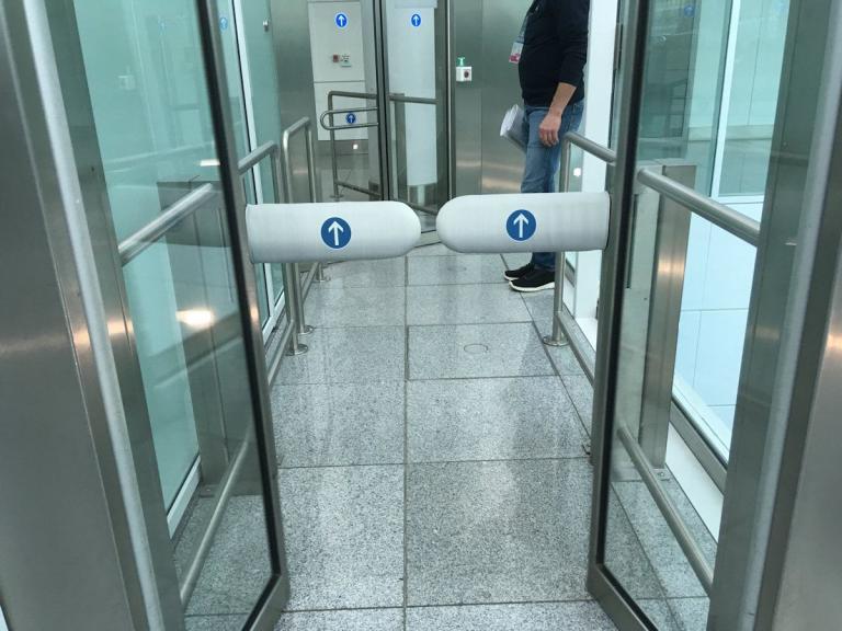 Polster für eine Schranke am Flughafen