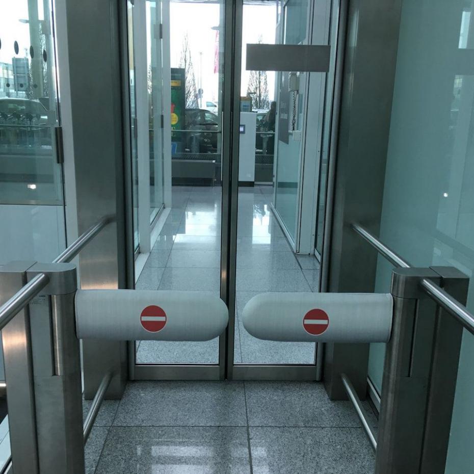 Polster für Schranke am Flughafen
