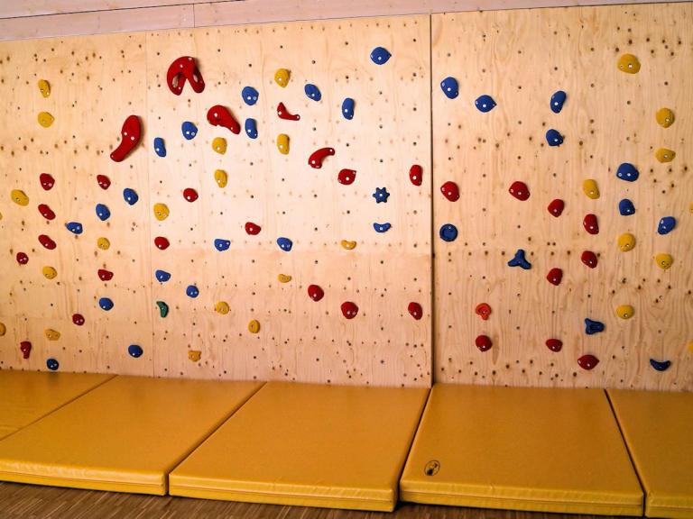 Fallschutz - Kletterwand im Kiga