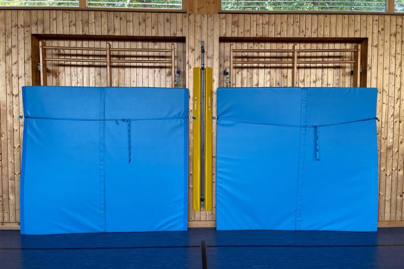 Prallschutzmatten vor Doppelsprossenwand - zur Sicherheit bei Sport und Spiel