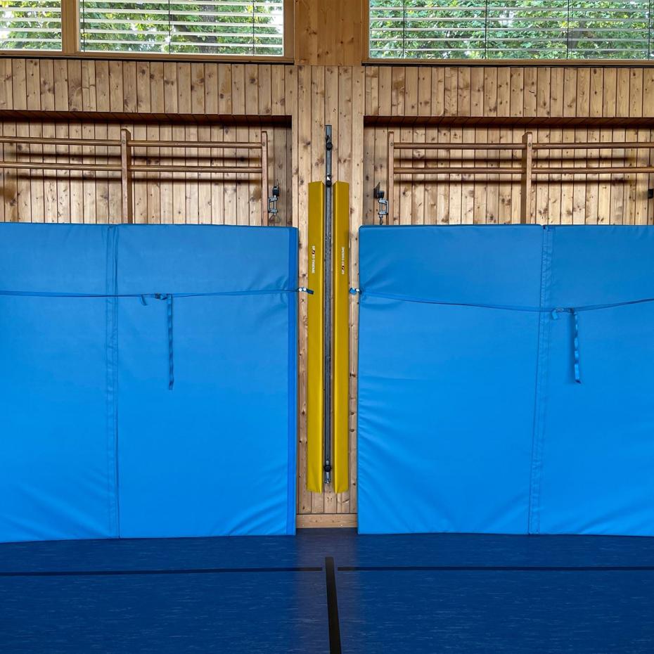 Prallschutzmatten vor Doppelsprossenwand