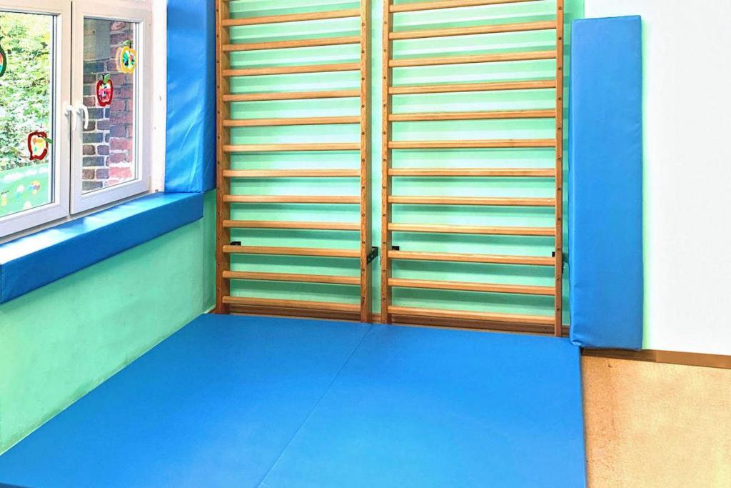 Fallschutz, Prallschutz an den Wänden und Kantenschutz - für mehr Sicherheit in der Kita oder im Hort.