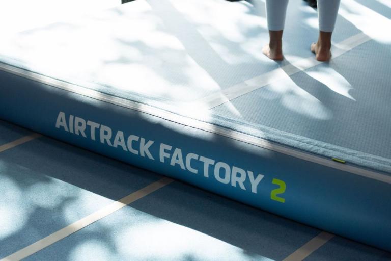 AirTrack2 Bahn - Light - AirTrack Factory: Dank innovativer, bio-basierter Materialien ist die AirTrack Bahn Light um 40 % leichter als herkömmliche AirTracks