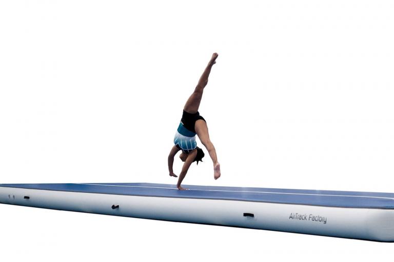 Die Befüllung der Air Track Produkte erfolgt durch ein Gebläse, sodass die Bahn schnell auf- und abgebaut werden kann.