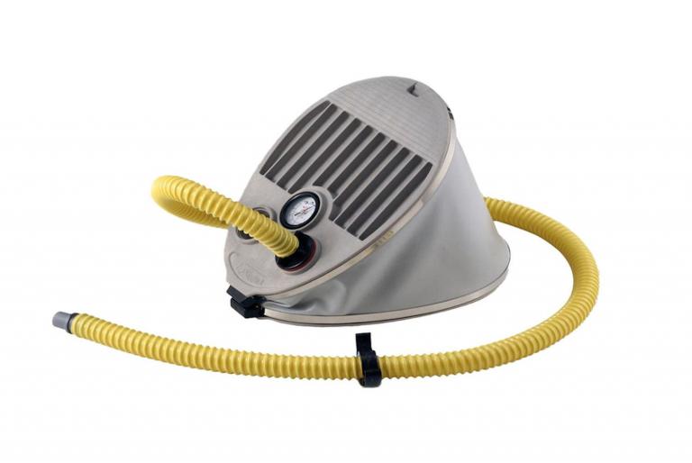 AirTrack-Fußpumpe - Ergonomische Fußpumpe mit einem Volumen von 6,5 Liter.