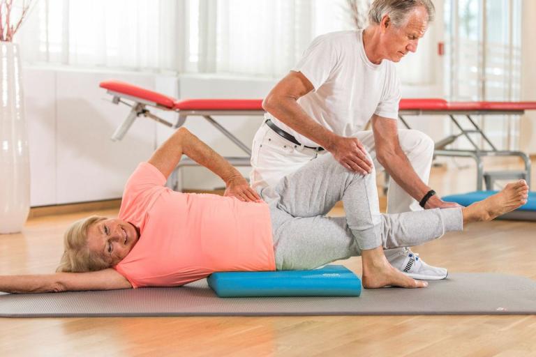 Balance Pad von AIREX für Phsyiotherapie - Anwendungen. Dem Patienten stehen vielfälltige Möglichkeiten zur Verfügung.