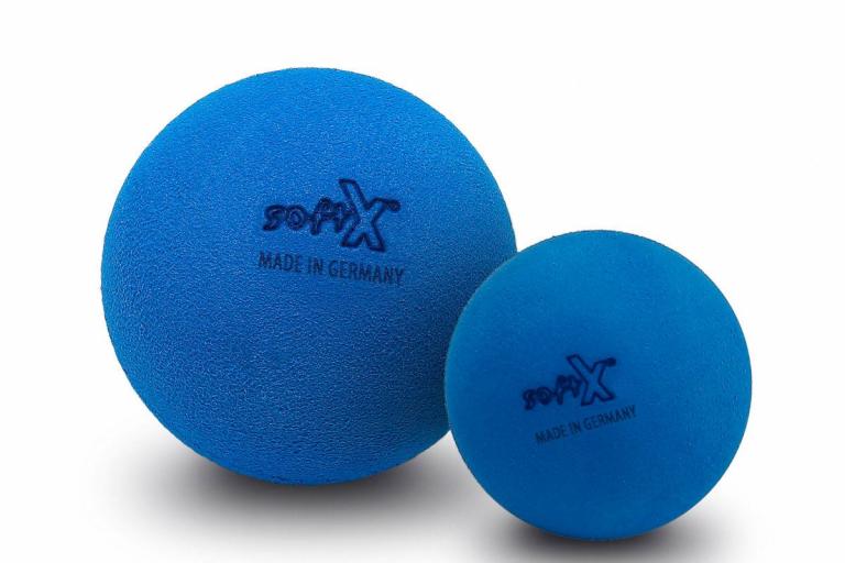 Die Faszienkugeln von softX bestehen aus Polyethylen.