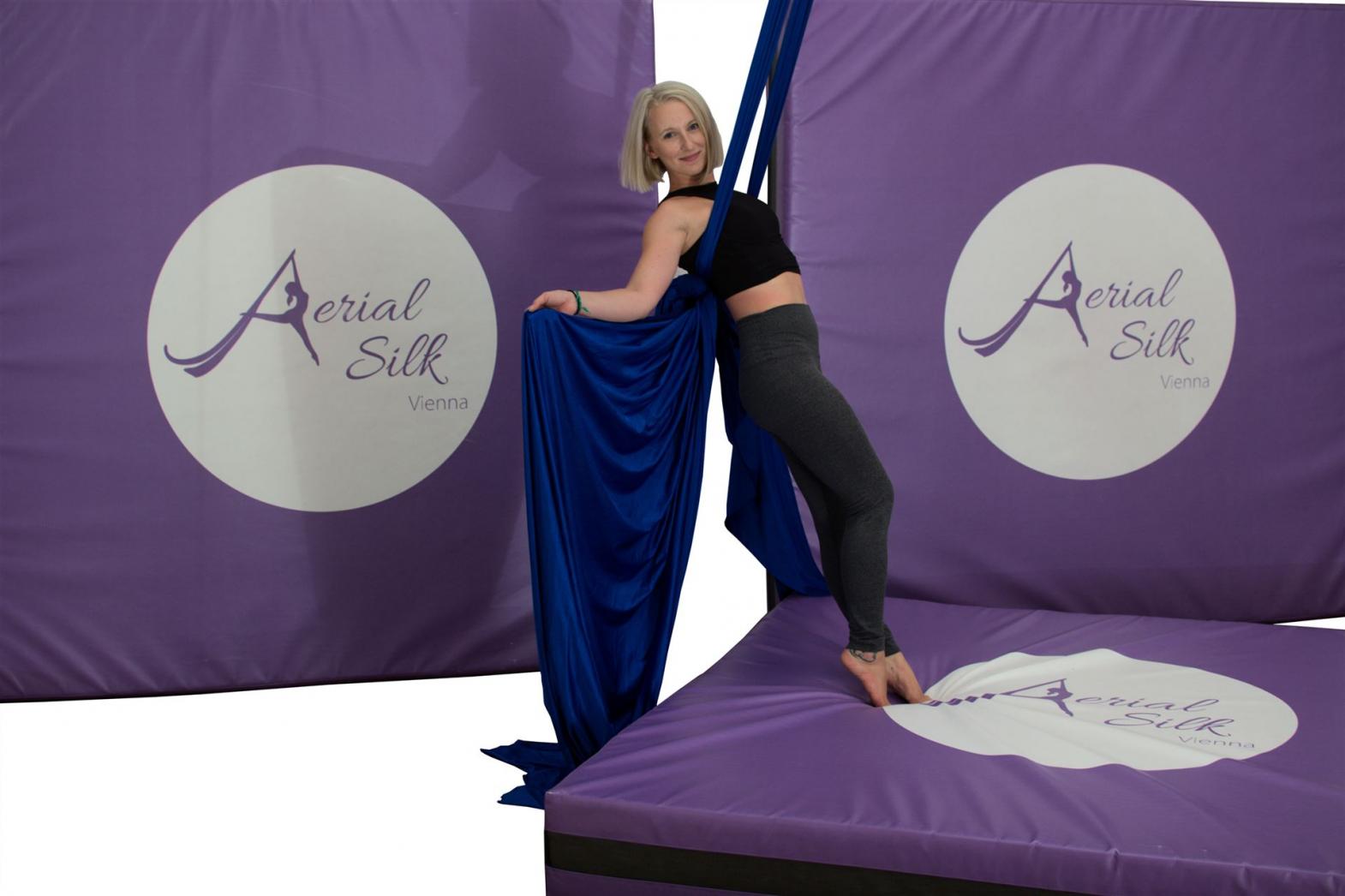 Weichbodenmatte mit Logo in Sonderausführung - Sicherheitslandematte / Fallschutzmatte