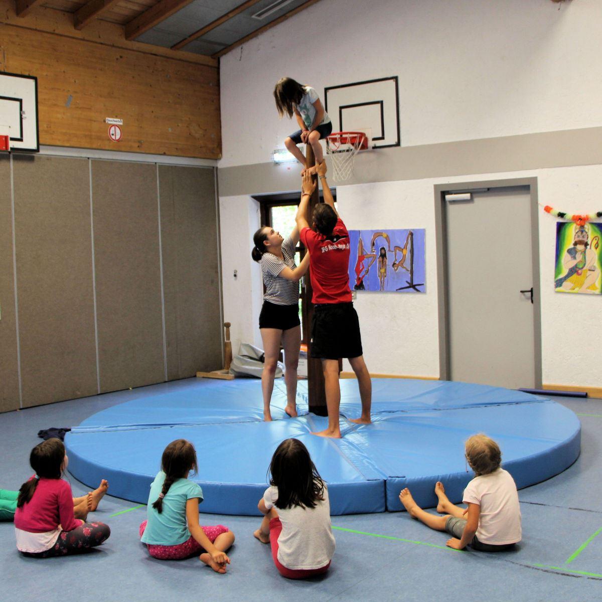 Weichbodenmatte rund - Kinderturnen - bestehend aus 4 Viertelkreisen - Sonderausführung für Stange