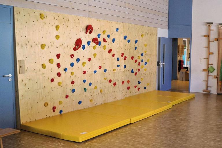 Fallschutz-Kletterwand-Kindergarten - Unsere Fallschutzmatten bieten Ihnen mehr Sicherheit bei Ihrem Angebot für Kinder