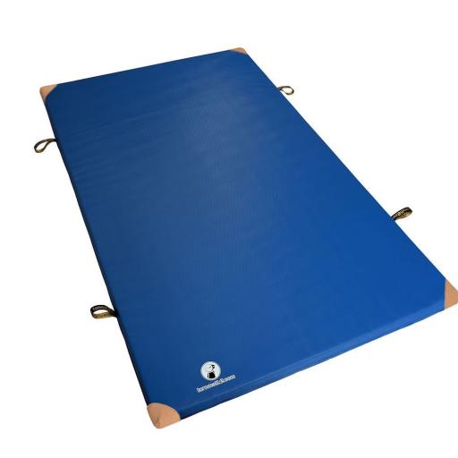 Geraeteturnmatte-mit-Trageschlaufen-Lederecken - mit einem festen Verbundschaumkern für gute Kraftabbauwerte