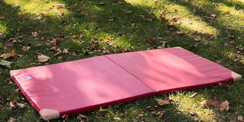 Die 4 Ecken der MY RED MAT sind mit Lederecken verstärkt - so ist die Matte noch robuster und langlebiger.