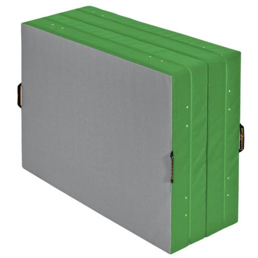 Grüne Weichbodenmatte klappbar - platzsparend verstaut.