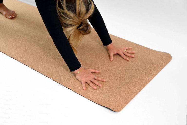 Die Korkmatte ist warm, weich und isolierend.