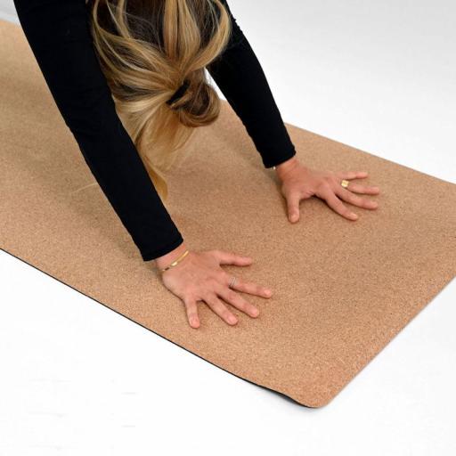 Die Korkmatte ist warm, weich und isolierend.