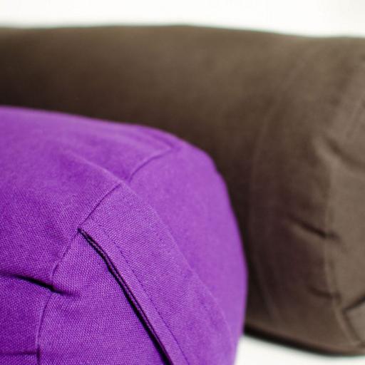 Yogabolster in zwei verschiedenen Farben. 