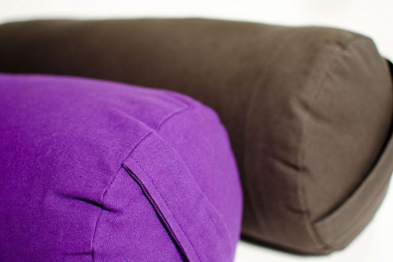 Yogabolster in zwei verschiedenen Farben. 