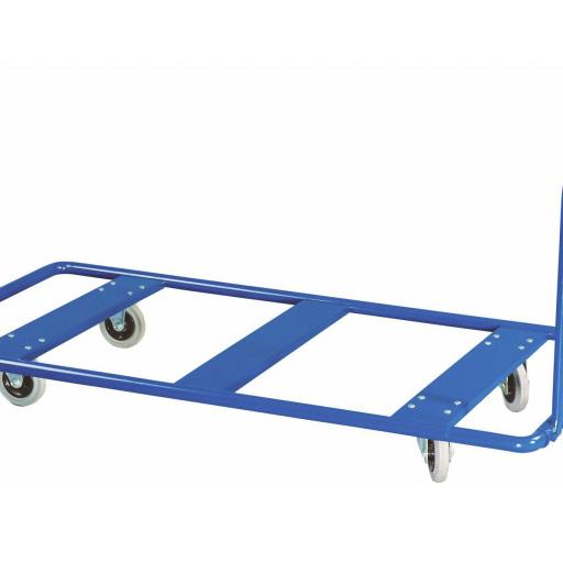 Die 4 gummierten Rollen des Mattenwagens ermöglichen ein reibungslosen Transport von Sportmatten.