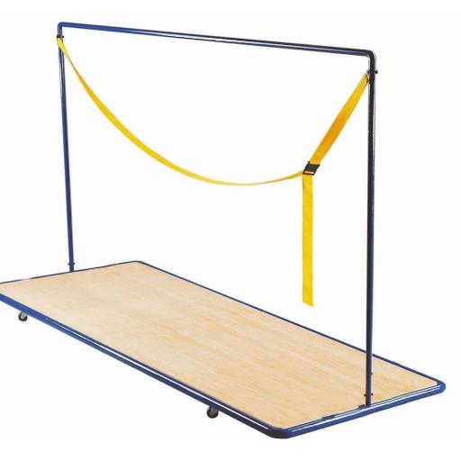 Mit unserem Mattentransportwagen wird gratis ein Befestigungsgurt mitgeliefert.